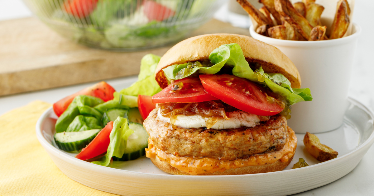 Burger De Poulet De Grain Au Fromage De Chèvre Et Oignons Caramélisés Recette 100 Québec 