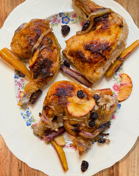 Cuisses de poulet et légumes grillés sur plaque